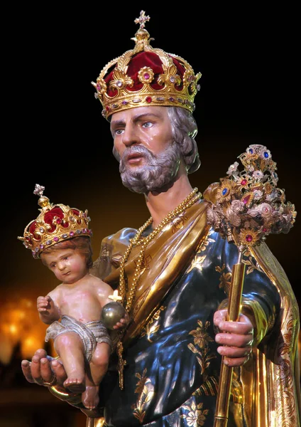 Crowned Statue Saint Joseph — Stock Photo, Image