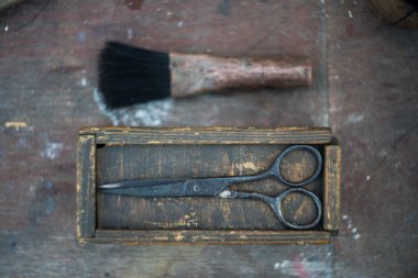  Birtakım makas ve fırça