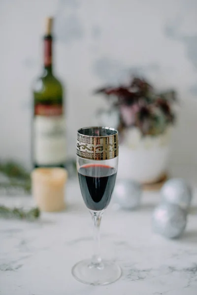 Glas Wein auf einem Tisch — Stockfoto