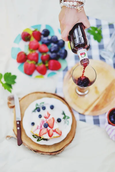 Picknick met zoete tafel en wijn — Stockfoto