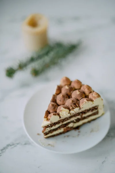 şekerli tatlı tiramisu plaka üzerinde