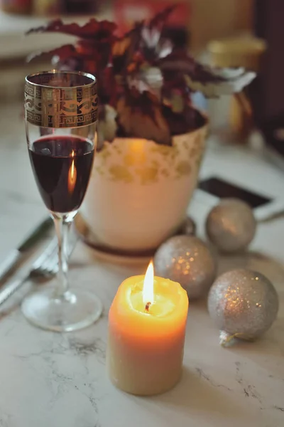 Czerwone wino i świeca na stole — Zdjęcie stockowe