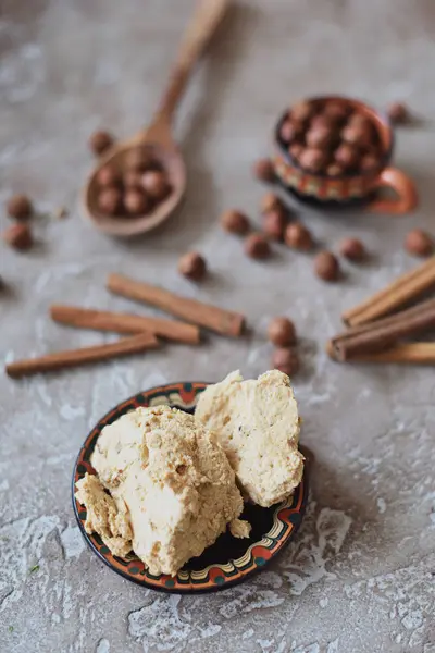 Tahin Helva fındık tarçın masada