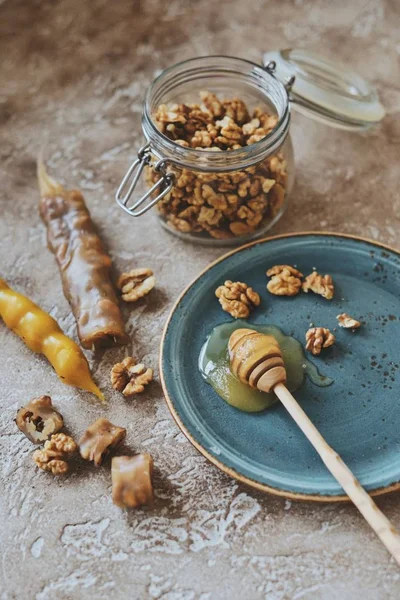 Bal ve fındık masada