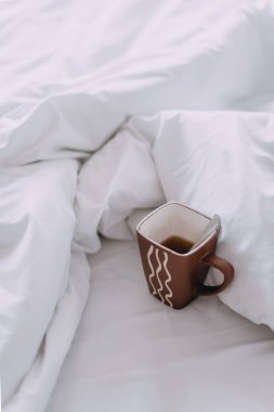 Yatakta bir fincan kahve