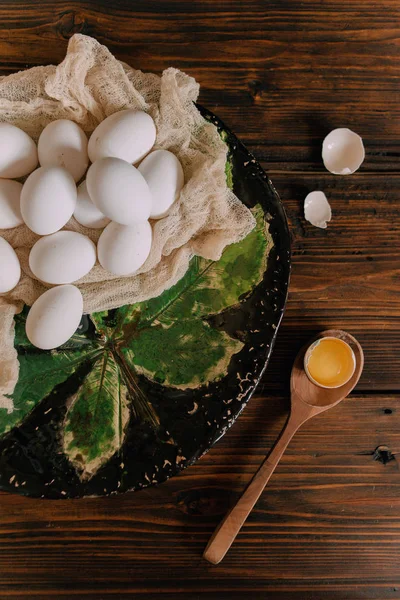 Ahşap bir arka plan üzerinde beyaz yumurta