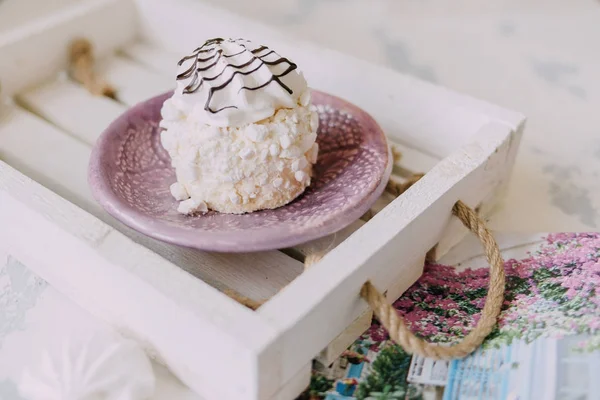 Beyaz bir tepsi üzerinde bisküvi kek