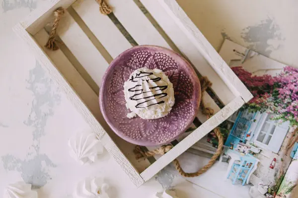 Beyaz bir tepsi üzerinde bisküvi kek