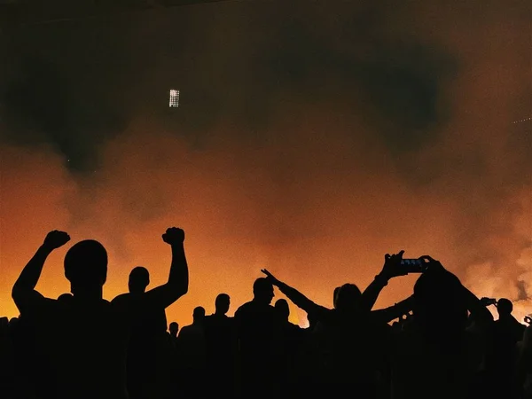 Menschenmenge Stadion Rauch Stockbild