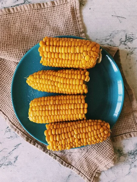 bir tabloda haşlanmış mısır