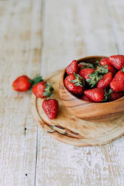 ahşap bir masa üzerinde çilek