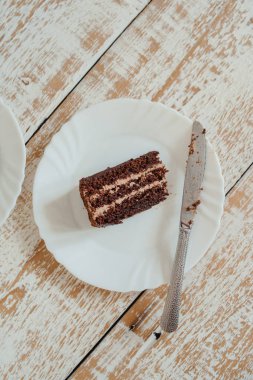 Beyaz tabakta çikolatalı kek parçası