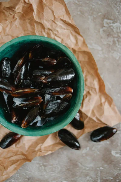 Hafif bir arka plan üzerinde midye