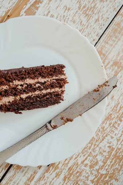 Beyaz tabakta çikolatalı kek parçası