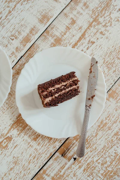 Beyaz tabakta çikolatalı kek parçası