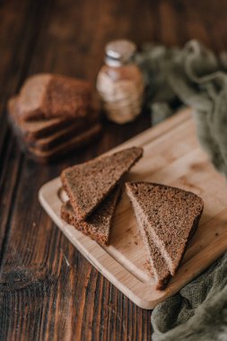 Ahşap masa ekmek parçaları