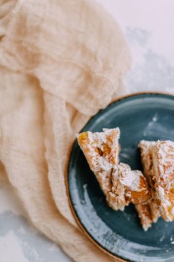 Masanın üzerinde vanilyalı kek