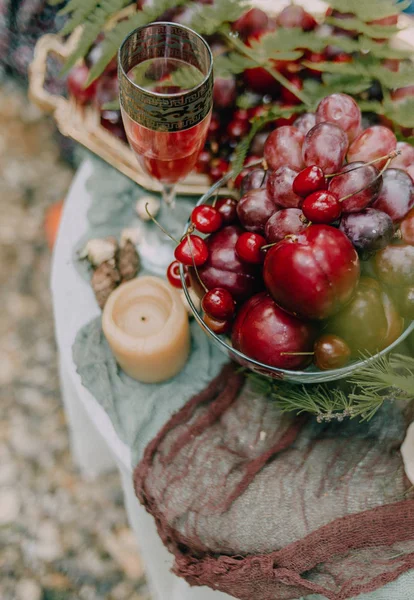Meyve ve çilek mumlar bir masada