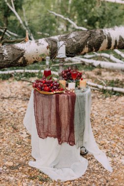 Meyve ve çilek mumlar bir masada