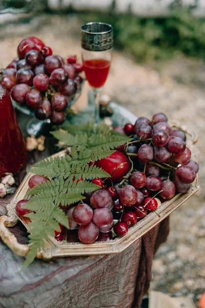 Meyve ve çilek mumlar bir masada