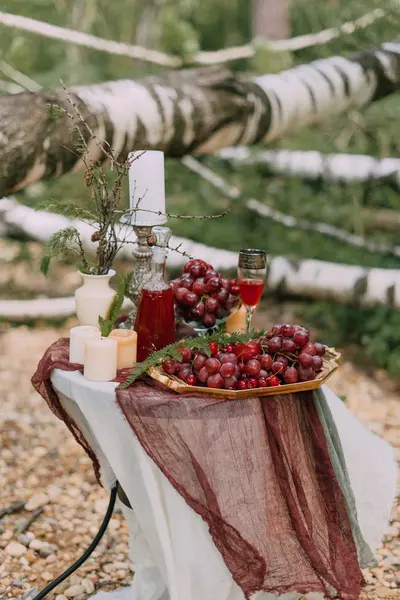 Meyve ve çilek mumlar bir masada