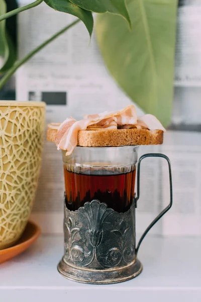 Chá Preto Sanduíche Com Presunto — Fotografia de Stock