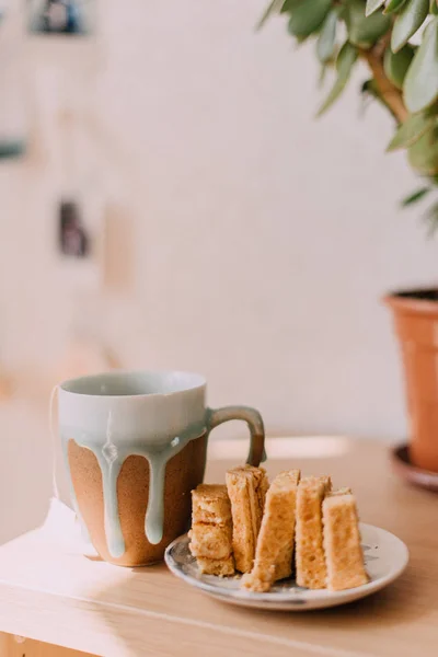 Belo Copo Cerâmico Uma Mesa — Fotografia de Stock