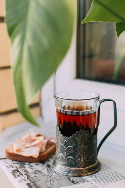 Siyah çay ve sandviç ile jambon