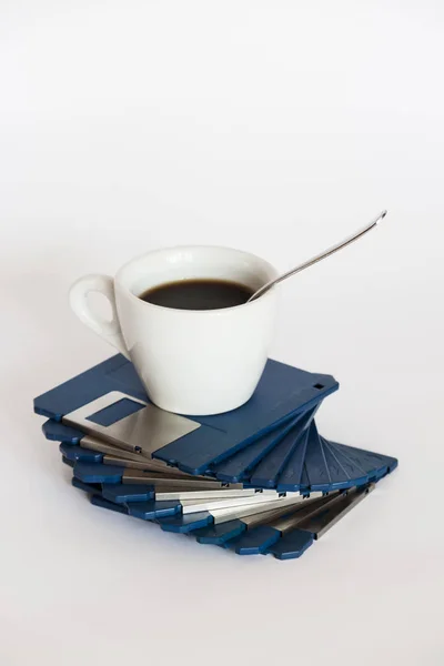 Kaffeetasse auf Disketten — Stockfoto