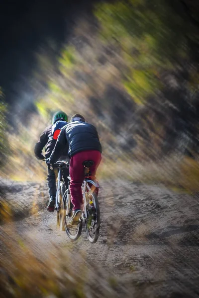 Dois homens estão andando de bicicleta em um caminho de montanha — Fotografia de Stock