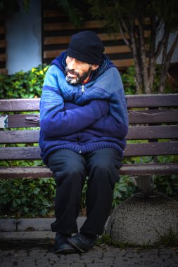 De Izmir (Türkiye bir bankta oturan dilenci adam)