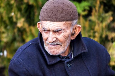 Bir eski pis ayyaş adam sokakta de Izmir (Türkiye portresi)