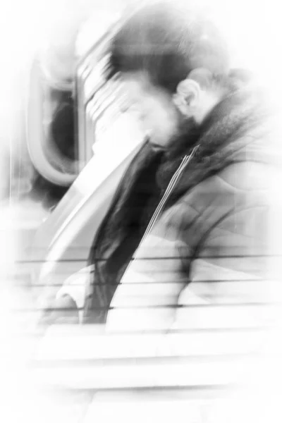 Retrato en blanco y negro de un pasajero de autobús - imagen creativa — Foto de Stock