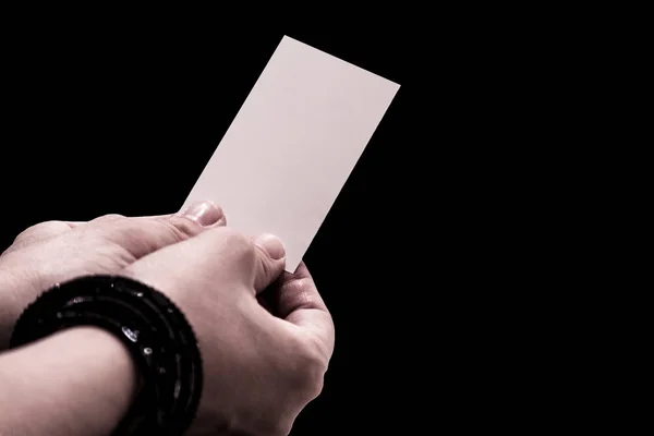 Женские руки держат белую визитную карточку — стоковое фото