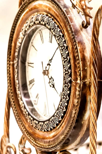 Staré umělecké hodiny s tvarované dřevo a římskými čísly — Stock fotografie