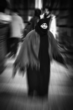 Izmir (Türkiye) yürüyen Müslüman kadın. Yaratıcı portre siyah beyaz