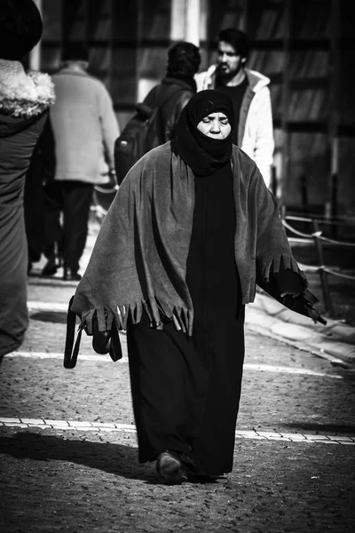 Mulher muçulmana caminhando em Izmir (Turquia). Retrato em preto e branco — Fotografia de Stock