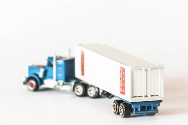 Amerikan kamyon (oyuncak) beyaz yüzey ve beyaz zemin üzerine izole