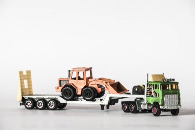 Bir kamyon römork üzerinde mekanik showel