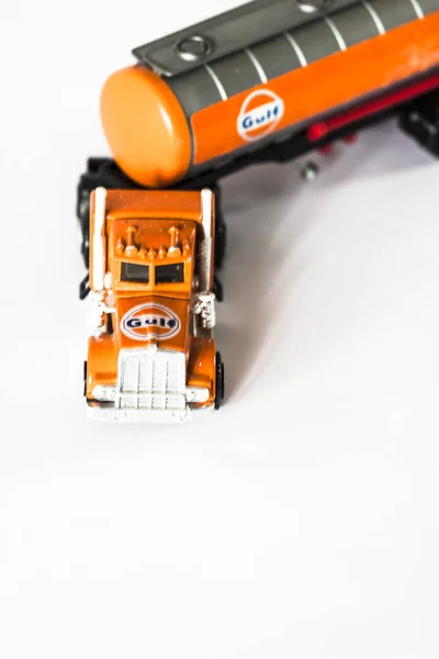 Camion citerne orange sur surface blanche — Photo