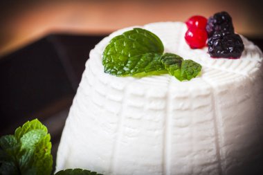 Ricotta peyniri ile çilek ve taze nane