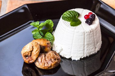 Ricotta peyniri meyveler, kuru incir ve yeşil taze nane yaprakları ile bir fantezi