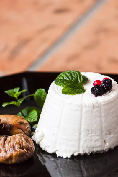 Ricotta con frutti di bosco, fichi secchi e menta fresca — Foto Stock