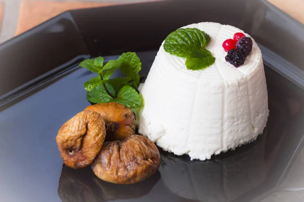 Fantasia di ricotta con frutti di bosco, fichi secchi e foglie di menta fresca verde — Foto Stock