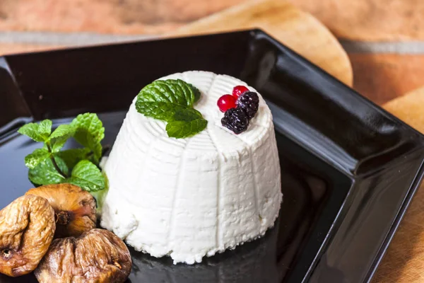 Ricotta con frutti di bosco e fichi secchi, nel profumo della menta fresca verde — Foto Stock