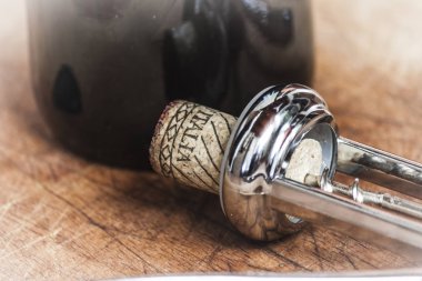 Mantar tıpa İtalyan kırmızı şarap bir şişe