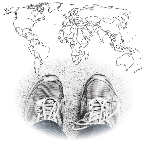 Os pés de um viajante estão na frente do mapa do mundo — Fotografia de Stock
