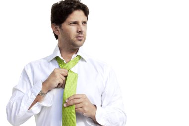 Beyaz gömlek ve yeşil kravat giyen genç adam