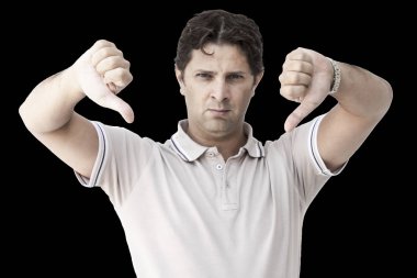 Her iki başparmak aşağı gösterilen adam