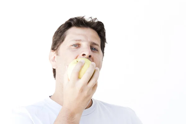 Anak muda menggigit apel. — Stok Foto